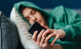 Thanh thiếu niên dành quá nhiều thời gian xem điện thoại mỗi ngày sẽ không đạt mức vận động thể chất tối thiểu. Ảnh minh họa