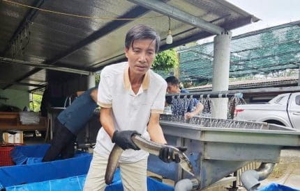 Anh Lê Hà Giang bắt con cá chình vượt đàn có trọng lượng gần 2 kg. Ảnh: T. Phùng.