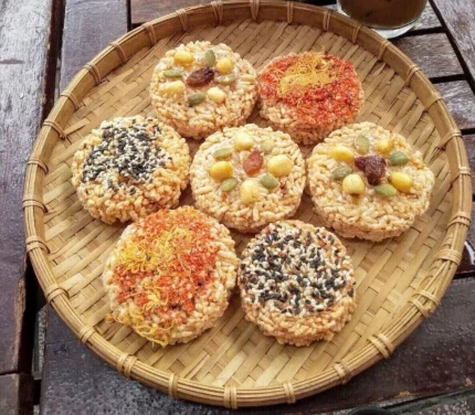 Sản phẩm cơm cháy kết hợp hạt sen của chị Kiều, tận dụng nguồn nguyên lại tại địa phương. Ảnh: Nguyễn Khánh