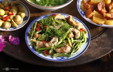 Cá quả xào rau cần