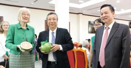 Thứ trưởng Bộ Nông nghiệp và Môi trường Hoàng Trung và đại diện Đại sứ quán Úc bên lề sự kiện.