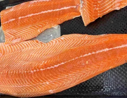 Cá hồi nướng sốt chanh là món ăn tốt cho xương với người sau tuổi 40. Ảnh: Kiều Vũ.