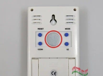 Treo lên tường bằng vít hoặc nam châm
