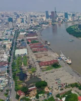 Cơ hội mở rộng 'đường kẹt xe nhất TP HCM' khi Bến Nhà Rồng thành công viên 10 Đường Nguyễn Tất Thành chạy dọc cảng Sài Gòn. Ảnh: Quỳnh Trần
