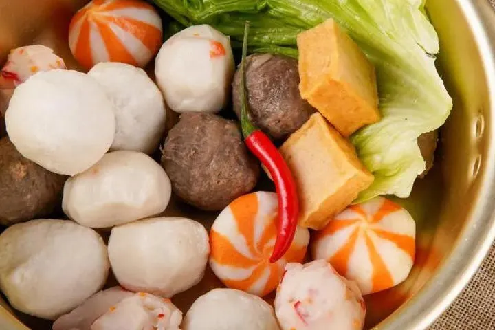 5 thực phẩm ở siêu thị dù bắt mắt tới đâu cũng nên cân nhắc khi mua 1 Nên mua viên thả lẩu có ghi rõ thành phần để đảm bảo sức khỏe. (Ảnh: Sohu)