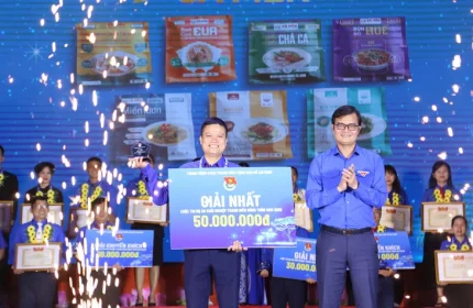 Chàng trai xuất khẩu món ăn dân dã đoạt giải nhất cuộc thi Dự án khởi nghiệp thanh niên nông thôn 1 Bí thư thứ nhất Trung ương Đoàn Bùi Quang Huy (phải) trao giải nhất cho Nguyễn Đức Nhật Thuận - Ảnh: ĐĂNG HẢI