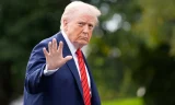 Ông Trump muốn siết xuất khẩu sản phẩm dùng phần mềm Mỹ sang Trung Quốc 1 Tổng thống Donald Trump tại bãi cỏ phía nam Nhà Trắng ngày 10/10. Ảnh: AP