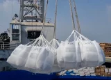 Hợp đồng Chính phủ có ý nghĩa lớn với xuất khẩu gạo 3 Xuất khẩu gạo qua cảng biển ở TP.HCM. Ảnh: Thanh Sơn.