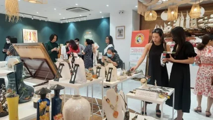 Khách tham quan các sản phẩm của doanh nghiệp trưng bày tại showroom Trung tâm Xúc tiến Thương mại và Đầu tư Thành phố Hồ Chí Minh.