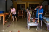 Người dân Thái Nguyên dọn dẹp nhà cửa sau ngập lụt. Ảnh: Giang Huy