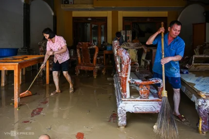 Người dân Thái Nguyên dọn dẹp nhà cửa sau ngập lụt. Ảnh: Giang Huy
