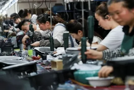 Công nhân Công ty TNHH Thiết bị điện tử Gstar lắp ráp nồi chiên không dầu trong nhà máy tại Ninh Ba, tỉnh Chiết Giang, Trung Quốc ngày 19/5/2025. Ảnh tư liệu: REUTERS