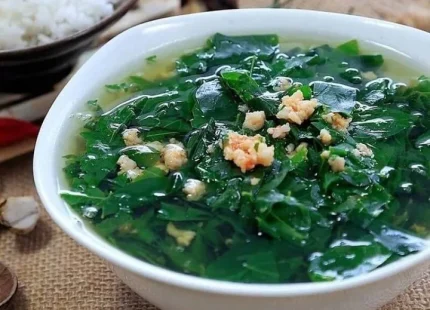 Vò rau ngót trước khi nấu giúp giải phóng vị ngọt, loại bỏ vị chát của rau
