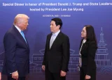 Chủ tịch nước gặp Tổng thống Trump, đề nghị sớm hoàn tất đàm phán Hiệp định thương mại đối ứng 1 Chủ tịch nước Lương Cường gặp Tổng thống Mỹ Donald Trump tại Hàn Quốc. Ảnh: TTXVN