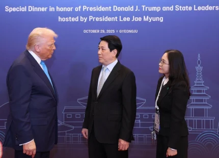 Chủ tịch nước gặp Tổng thống Trump, đề nghị sớm hoàn tất đàm phán Hiệp định thương mại đối ứng 2 Chủ tịch nước Lương Cường gặp Tổng thống Mỹ Donald Trump tại Hàn Quốc. Ảnh: TTXVN