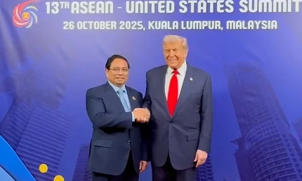 Việt - Mỹ công bố tuyên bố chung về Hiệp định thương mại đối ứng 1 Thủ tướng Phạm Minh Chính gặp Tổng thống Mỹ Donald Trump nhân dự Hội nghị Cấp cao ASEAN - Mỹ lần thứ 13, ngày 26/10, tại Kuala Lumpur, Malaysia. Ảnh: TTXVN