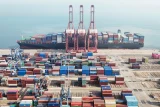 Tàu và container tại Liên Vân Cảng (Giang Tô, Trung Quốc). Ảnh: Reuters