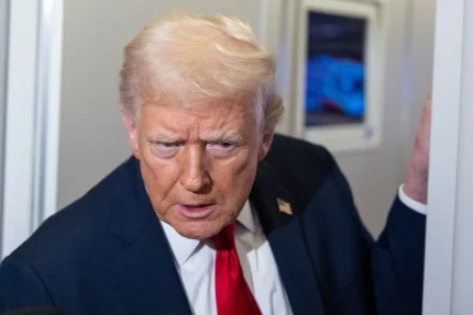 Ông Trump: 'Mỹ ngừng tiếp nhận người nhập cư từ các nước thế giới thứ ba' 1 Tổng thống Donald Trump trên Không lực Một ngày 25/11. Ảnh: AP