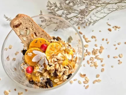 Chúng ta có thể thêm yến mạch vào một số món ăn sáng để giúp ngủ ngon hơn. Ảnh: Khánh Linh