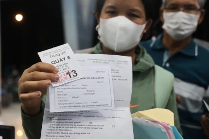 Bệnh nhân chờ khám bệnh tại Bệnh viện Ung Bướu TP HCM cơ sở 2, TP Thủ Đức. Ảnh: Quỳnh Trần