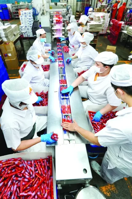 Sản xuất thực phẩm xuất khẩu tại Công ty Vissan. Ảnh: Hoàng Hùng