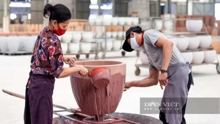 Công nhân làm gốm ở Công ty Phước Dũ Long (TP.HCM). Ảnh: Nguyên Vỹ