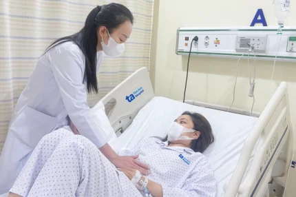 Bệnh nhân ngộ độc sau ăn bánh mì điều trị tại Bệnh viện Đa khoa Tâm Anh TP HCM. Ảnh: Bệnh viện cung cấp