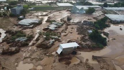 Lũ trên núi tàn phá khu vực vườn, rẫy, nhà của người dân phía dưới. Ảnh: Bùi Toàn