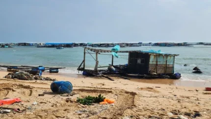 Nhiều nhà lồng bị trôi dạt vào bờ biển.