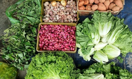 Giá rau củ leo thang sau bão Kalmaegi 1 Lượng rau xanh về chợ tại sạp của bà Hạnh ở Xóm Mới, phường An Hội Đông giảm 30% so với tháng trước. Ảnh: Thi Hà