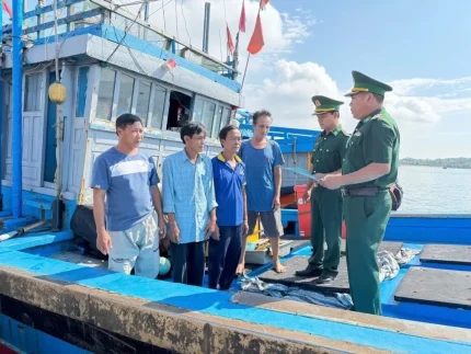 Đề xuất Chủ tịch xã có quyền phạt 500 triệu với vi phạm thủy sản 1 Lực lượng chức năng tỉnh Quảng Ngãi thường xuyên tổ chức tuyên truyền cho ngư dân về Luật thủy sản nhằm ngăn ngừa các hành vi vi phạm khai thác IUU. Ảnh: L.K.