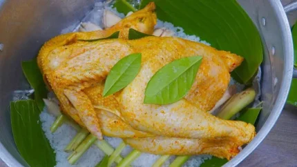 Làm gà ủ muối tại nhà vô cùng đơn giản, tiết kiệm và đảm bảo vệ sinh. 