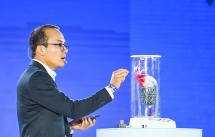 PGS Đỗ Thanh Nhỏ cùng trái tim nhân tạo do ông và nhóm nghiên cứu, phát triển. Ảnh: Minh Sơn