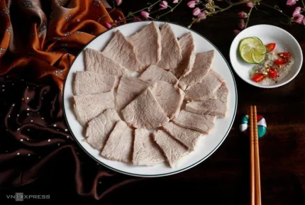 Thịt thăn (nạc) sẽ mềm và đỡ khô hơn sau khi luộc nhờ phương pháp ngâm nước muối. Ảnh: Bùi Thủy