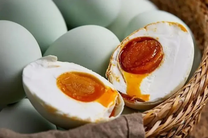 Cách làm trứng vịt muối chuẩn phải cho thành quả thơm, béo, lòng đỏ sánh và tiết dầu. (Ảnh: Sohu)