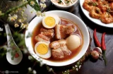 Vì sao thêm chút đường làm món mặn ngon hơn? 1 Thịt kho hột vịt Nam Bộ. Ảnh: Bùi Thủy