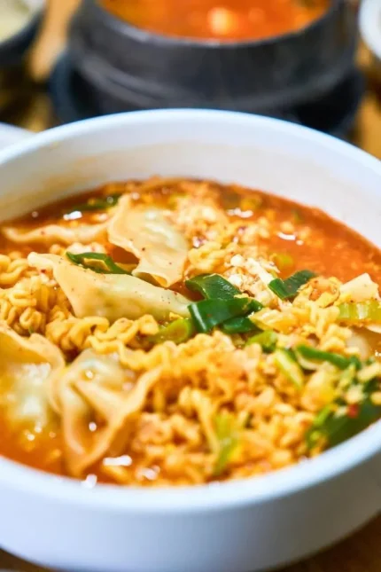 7 cách giúp tô mì ăn liền ngon hơn và cân bằng dinh dưỡng 1 Tô mì ăn liền của Hàn Quốc kết hợp với rau - Ảnh: Koreatimes