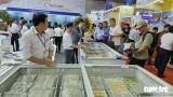Đông đảo khách hàng tìm đến triển lãm ngay trong ngày khai mạc. Trong ảnh: tôm nuôi - sản phẩm xuất khẩu thế mạnh của Việt Nam - được nhiều doanh nghiệp giới thiệu đến khách tại triển lãm - Ảnh: N.TRÍ