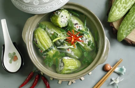 Món khổ qua nhồi thịt vẫn giữ được màu xanh của quả. Ảnh: Bùi Thủy