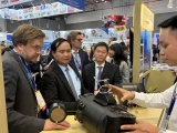 Gian hàng của doanh nghiệp Na Uy giới thiệu sản phẩm camera có tích hợp AI giúp theo dõi vùng nuôi trồng thủy sản - Ảnh: NGHI VŨ