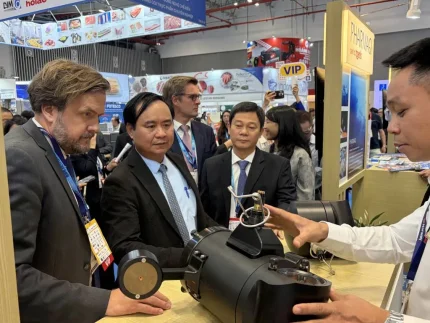 Gian hàng của doanh nghiệp Na Uy giới thiệu sản phẩm camera có tích hợp AI giúp theo dõi vùng nuôi trồng thủy sản - Ảnh: NGHI VŨ
