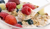 Yến mạch kết hợp với trái cây tươi, sữa chua không đường giúp giảm cholesterol, tốt cho sức khỏe tim mạch.