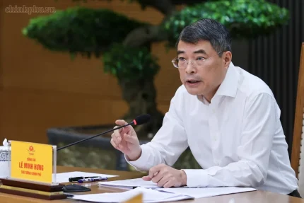 Không để cơ sở y tế thiếu trang thiết bị y tế, người dân thiếu thuốc vì vướng cơ chế 1 Ủy viên Bộ Chính trị, Thủ tướng Chính phủ Lê Minh Hưng yêu cầu kiểm soát chặt chẽ giá thành từ gốc với thuốc, thiết bị y tế tại cuộc họp ngày 8.9. Ảnh: chinhphu.vn/Nhật Bắc