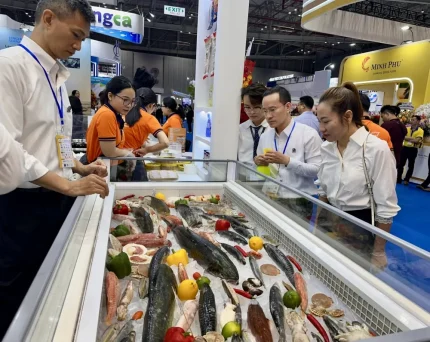 Giới thiệu sản phẩm thủy sản tại triển lãm. Ảnh: Thu Hòa