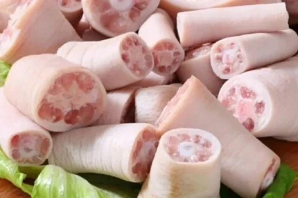 Công dụng ít ai biết của đuôi lợn 1 Người xưa thường kết hợp đuôi lợn với các loại đậu, dược liệu hoặc thực phẩm khác để chế biến món ăn dành cho người suy nhược, đau mỏi. (Nguồn: FPT)