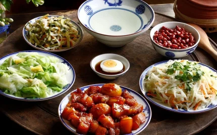 Ăn quá no có thể gây buồn ngủ. Ảnh: Bùi Thủy