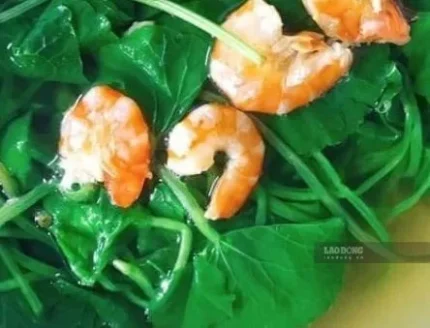 Cách bảo vệ thận bằng canh rau má nấu tôm 1 Canh rau má nấu tôm có thế hỗ trợ bảo vệ thận. Ảnh: Kiều Vũ