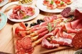 Vì sao ăn nhiều thịt chế biến có nguy cơ ung thư? 6 Thịt chế biến được tẩm ướp nhiều gia vị.