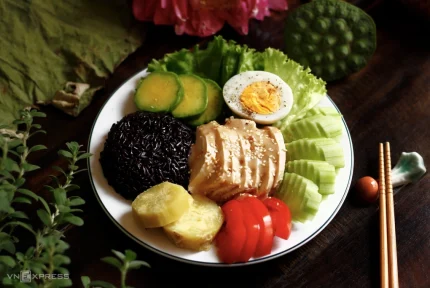 Tùy theo tình trạng của đường tiêu hóa, bạn có thể từng bước thay thế cơm trắng bằng gạo lứt. Ảnh: Bùi Thủy