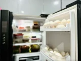 Không nên tích trữ quá nhiều đồ ăn trong tủ lạnh. Ảnh: Lục Bảo